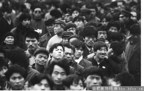 29.、公路上，成群结队的外出打工的人群，像滚滚的洪流，势不可当。通往南方的公路上，不管什么车，只要你