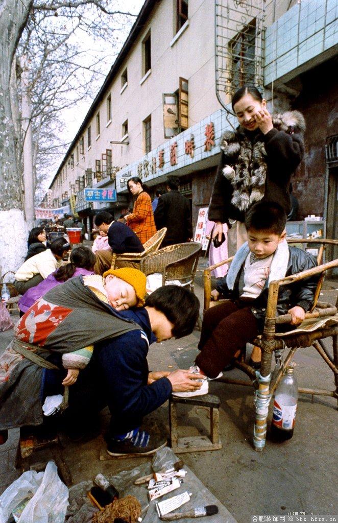 12.就是那张在网上广泛流传，引起了无数争议的照片。我想，这张照片最大的现实意义不在于它揭示了社会巨大