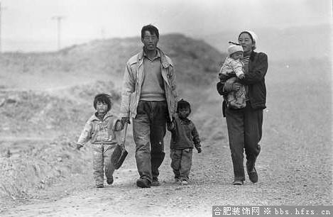 32.一家子收工之后，走在回家的路上（为什么要生这么多？偶想如果你不在他们中生活，是无法体会的）