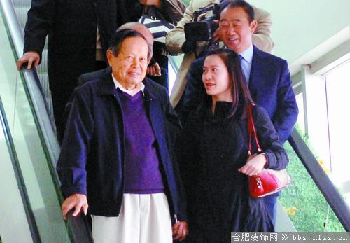 杨振宁翁帆夫妇昨日抵肥，开始为期四天的故乡行。今天上午参观省博物馆，下午在合肥市政务大礼堂演讲。