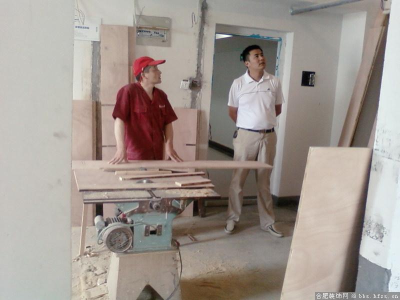 陈总和工人交流施工工艺