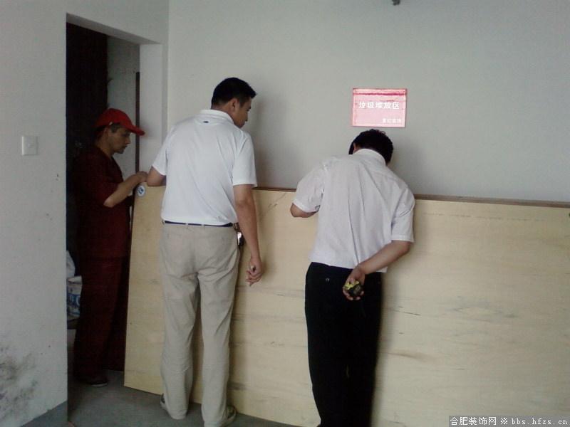 发红装饰陈总亲临温莎杰座施工现场检查公司所使用材料
