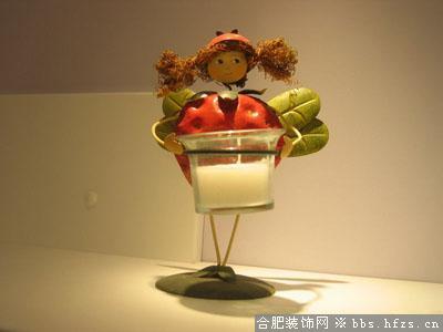 鞋柜为了迎合我们提前看好的OOD的电视柜，是仿照OOD做的圆角，门上的凹槽自己想的，效果不错！木工小何把鞋