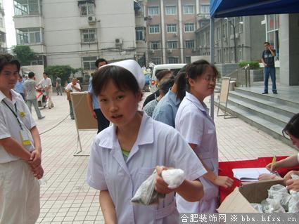 某装饰公司为民工发粽子现场，确实没有什么民工去
