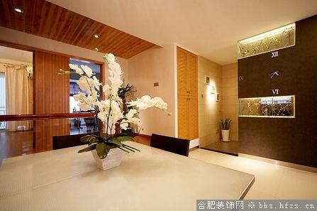 卫生间的洗脸台是独立在外面的，笑称是“台独”，并在背面的靠公共区域部分处理了一个钟。