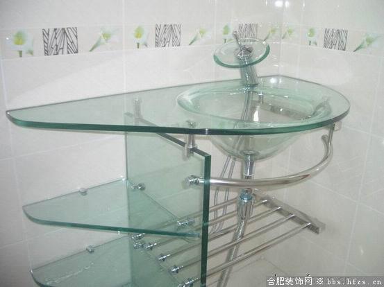 主卫的玻璃洗手台