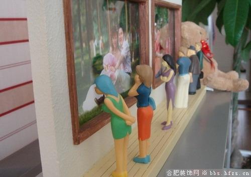 图片：偶家的像框实在是有点多，这个非常有意思哦。。。。一排人正在看展览，展览的真是我们自己的PP哦
