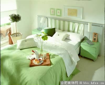 淡淡的果绿色会给房间带来清新甜美氛围。果绿色的床品，一对绿、白色的靠垫和小型花插让自然气息更加质朴浓