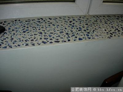 自己做的窗台，买洗手盆时跟老板要的碎瓷器拿回来，砸碎以后镶进去的，超省钱阿，我不喜欢大理石面的窗台，