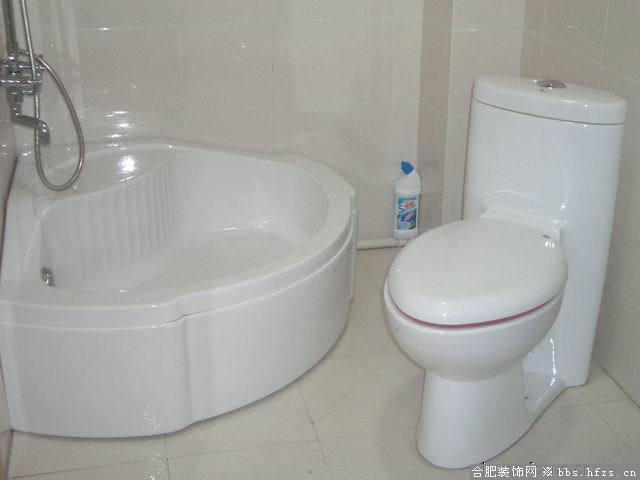 主卫的浴缸与马桶