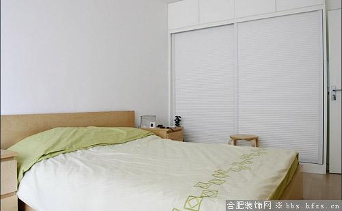 原来衣橱里面还要上漆的，原本一直以为里面就是衫木板呢，仲师傅说里面刷清水比较好，原本衫木板上的不平整