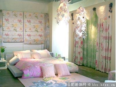 “海棠”的主题下全是“花”的影子：床品上有花，窗帘上有花，沙发上有花，地毯上有花，吊灯上有花，簇拥在