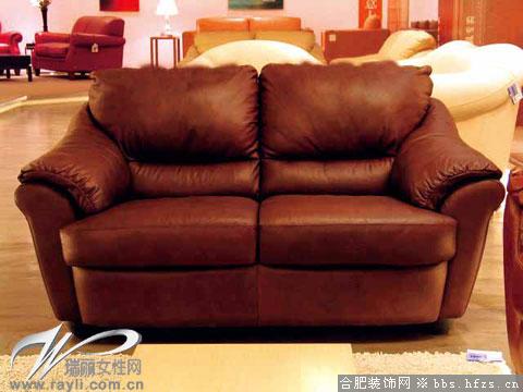 本款沙发松软宽大，从外形看有些“臃肿”，但坐上去的感觉，绝对舒适、放松。填充物为羽绒，坐感舒适，长期