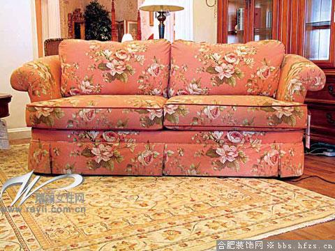 淡雅的玫瑰花图案带来饱满的甜蜜感觉，沙发坐面和靠背的底面采用尼龙带和蛇形弹簧交叉网编织结构，使沙发具