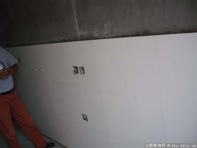 瓷砖在贴了砖不是很规格 瓦工师傅头疼啊
